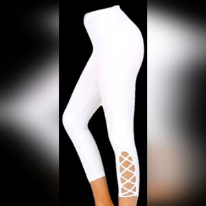 NWT ZENANA OUTFITTERS White control top capri style leggings size L/XL